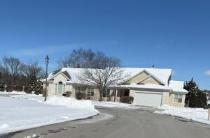 PARK @ 5 FIELDS W233N3088  Oakmont Ct B in Pewaukee wi. List Price: $485,000
