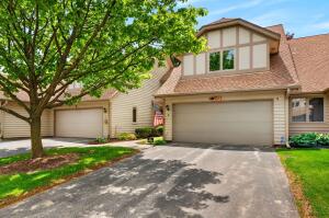 Cross Wind Cove N34W23849  Grace Ave C in Pewaukee wi. List Price: $370,000