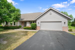 Windsor Estates 10752 N Oxford Ct  in Mequon wi. List Price: $550,000