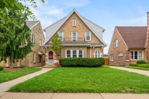 1554 E Hampton Dr in Whitefish Bay wi. List Price: $499,900