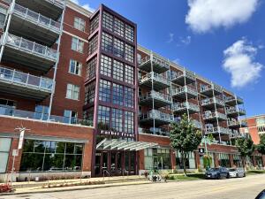 Harbor Front 601 E Erie St 603 in Milwaukee wi. List Price: $1,150,000