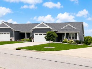 Pleasant Farm Condominium 1878  Farmlane Dr  in Slinger wi. List Price: $575,000