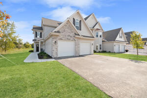 Arbor Pointe 1786  Horseshoe Ln 426-3 in Slinger wi. List Price: $318,900