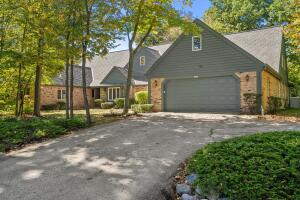 Woodlands Ville Du Parc Condominium 12427 N Golf Dr  in Mequon wi. List Price: $674,900