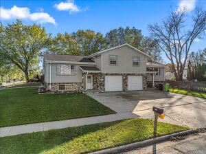 733 E Loos St in Hartford wi. List Price: $415,000